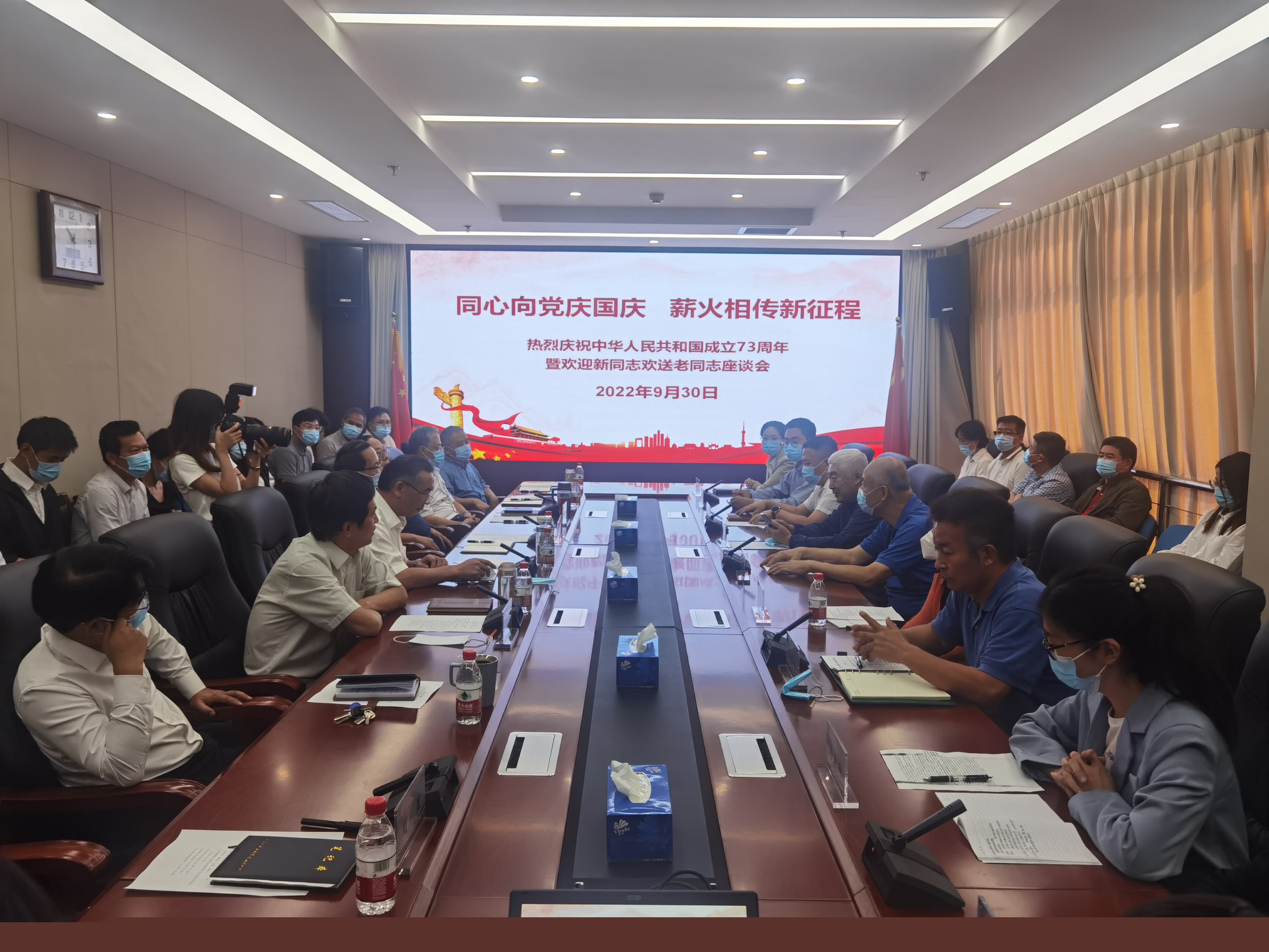 同心向黨慶國慶  薪火相傳新征程 ——農(nóng)墾中心黨總支舉辦慶國慶暨歡迎新同志歡送老同志座談會