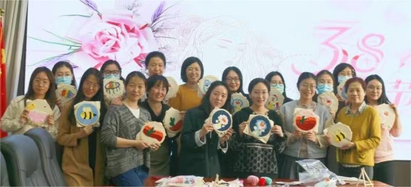 穿梭于方寸之間，感受傳統(tǒng)與現(xiàn)代的交融 ——農(nóng)墾中心舉辦“巧手展風采，綻放‘她力量’”活動慶?！叭恕眿D女節(jié)